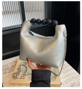 2024 New Niche Women's Handbag、Advanced Retro Design、汎用性の高いチェーン、バケツバッグの形状、肩またはクロスボディのデュアル使用、ユニークな味とファッションスタイルを表示します