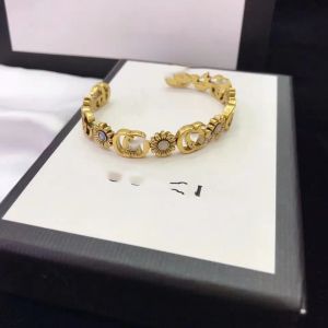 Ställer in högkvalitet Unisex Letter Design smycken Set Elegant halsband och armbandkombination i silver för bröllop