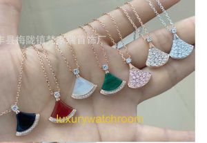 New Classic Fashion Brolgry Pendant Necklaces V Gold Fan shaped Small Skirt Necklace White Mother Shell Jade Marrow Red Agate Light Luxury Broadcast