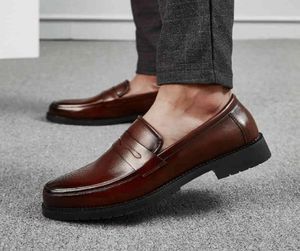 Tofflor mens casual skor mode fasta svarta män utomhus slip på öre loafers manlig brogue brittisk stil skor 339H8161924