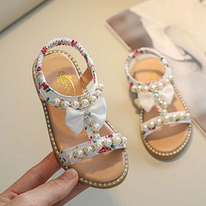 Sandalias New Girls 2023 Summer Korean Open Princess Shoes Kids Round Toe Toe Sole Sole Anti Slip Pearl Sandals
