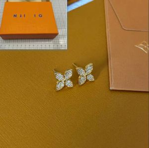 Brincos de garanhão Luxo Brincos prateados de luxo Placados a ouro projetou um designer de estilo de trevo de quatro folhas Presentes de amor romântico Judeu de alta qualidade judeu