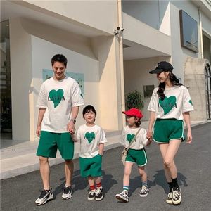 Familjes sommarmatchande kläder Fashion Mother and Daughter Clothing set pappa son kläder koreansk bror och syster två bit set 240520