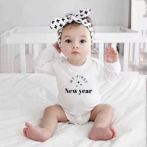 Rompers Cute My 1st New Year Baby Girl Clothres Långärmad bomullsbodysuit White Autumn Winter Romper Neworn Baby Christmas Jumpsuit Y240530Zhis