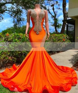 2023 Arabiska promklänningar Lyxiga pärlstav kristaller Rhinestone Orange Deep V Neck Evening Dress Mermaid Formella festklänningar Öppna BAC7764517