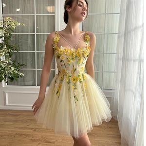밝은 노란 꽃 홈 커밍 드레스 3D 아플리케이드 짧은 댄스 파티 가운 스퀘어 목선 생일을위한 선자 졸업식 드레스