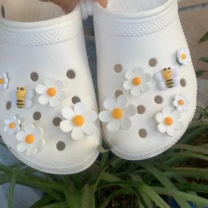 Säljer Hole Shoes Charms redo att sätta på White Daisy Sunflower Combination Suit Shoe Buckle Girlish Accessories 240517