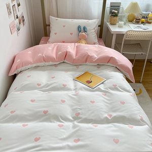 Student Dormitory ThreePiece Set Love Printed Quilt Cover Housion Bed Sheet Hud Friendly Mjuk lämplig för Sleeping Nake 240530