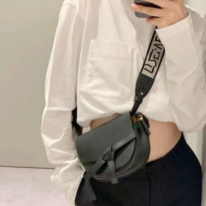 Frauen neuer Luo 1 Wei Sattel Bogenklappe Single Crossbody Bag Strickbrief breites Schultergurt modisch