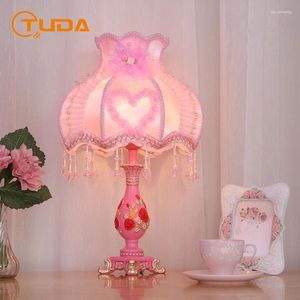 Lampade da tavolo Tuda Lampada in resina in stile europeo per camera da letto romantico e accogliente Lanterna decorativa del letto per matrimoni E27