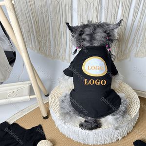Lyxdesigner hund kortärmad svart vit bomullst-shirt i kombination med varmt guld klassiskt brev tryck sommar andningsbar schnauzer husdjur söta kattkläder t-shirt s-xxl