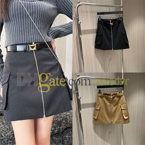 Designer de moda de desgosto da cintura baixa Saias de zíper frontal Mini uma saia de linha com cinto Classic Badge Cool Girl Saias