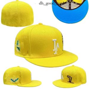 2024 Designer Ear Hap Fitted Hats broderi Baseballhatt Alla lag logotyp unisex ny mössa mode eras hattar gata utomhus sportmöss mix beställning storlek 7-8 70e