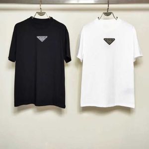 남자 티셔츠 2024 패션 브랜드 여름 티셔츠 신제품 삼각형 인쇄 커플 캐주얼 남성과 여성 같은 짧은 슬리브 탑 J240530