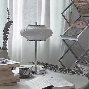 Tischlampen mittelalterliche Bauhaus -Lampe im Stil von Ins Nordic Glass Schlafzimmer Wohnzimmerstudium einfaches und kreatives Bett