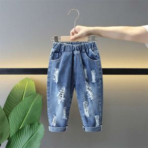 Chłopcy dla dzieci rozryte dżinsy Nowa moda Spring Chidren's Jean Casual Solid Blue Black Denim Spodery długie spodnie 2-6 lat L2405