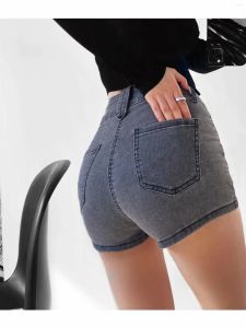 Jeans shorts in denim in vita alta in difficoltà: cotone sexy per donne