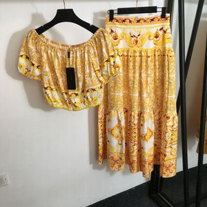 2024 Designers camisetas de moda feminina de duas peças conjunto de duas peças Conjunto de vestidos de padrão retrô de colar de uma linha de uma linha curta