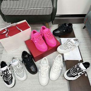 Toppkvalitet sko amore en stud låga sneakers öppna skridskor casual skor män kvinnor designer låg top kalvskinn lyxtränare dhgate sport valentinolies tränare s2gz