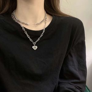 Love Pendant Necklace For Womens Instagram Minimalistiskt temperament Dubbelskikt skiktad benkedja Personlig pappersklämma