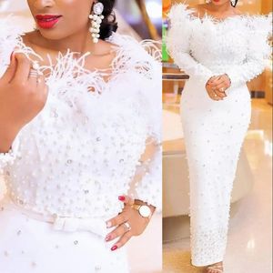 2025 New White Sexy Luxury Prom Dresses 아라비아 오프 어깨 긴 소매 깃털 크리스탈 진주 공식 파티 드레스 이브닝 가운 외 칼개 길이