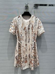 Milan Runway Dress 2024 Novo verão outono o pescoço de manga curta vestidos de moda de moda marca o mesmo estilo vestido 0530-1