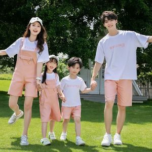 ピンクの衣装をマッチする夏の家族ママと娘のジャンプスーツツーピースセットお父さんと息子のホワイトティースーツ親子Tシャツ240530