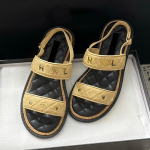 Sandálias femininas Designer Librskin Slipper de textura acolchoado deslizamento em slides letra clássica saltos baixos sapatos de lazer tira de fivela de fivela ao ar livre sapato de praia 24sss preto mulas brancas