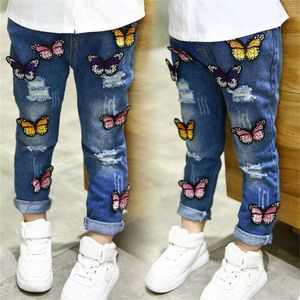 Wiosenne jeansy dziecięce z europejskim amerykańskim haftem motyla i złamanymi dziurami moda 1-4-letnie spodnie L2405
