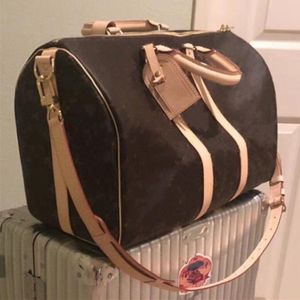 Designer duffel väska kvinnor män kvinna handväska resa stor storlek stor tote axel seriell kodnummer modeväskan designer 251i