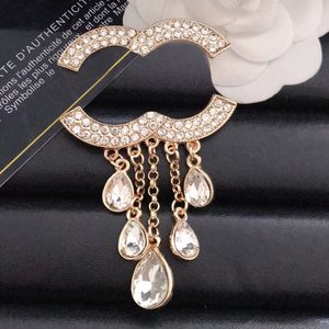 Fashion Womens Crystal Brooches Designer Pins Brand Letter Brooch Pearl Pin Jewelry Suit Pin Top Sell Womens Dress Marry Cloth Wedding Party Gifts