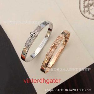 A HRMS Light Luxury Advanced Design Sense Clasp Unisex Designer Fashion Armband Pig Nose Armband 925 Sterling Silver Plated 18k Gold All Sky Star Fashion Elegant