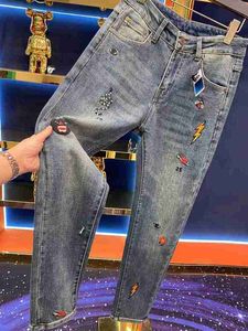 Mäns jeans designer mäns jeans 2024 Vår/sommar ny broderad liten bi trendig varumärke smal passande små fötter amerikanska casual byxor v6uu