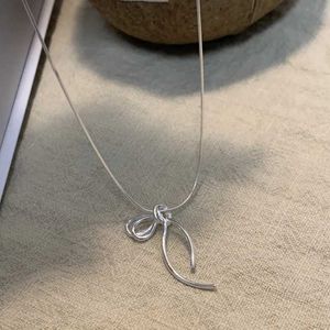 Pendanthalsband 925 Sterling Silver Necklace Bow Simple Knot Punk Geometric Pattern Womens smycken Present Direkt frakt Partihandel S24530