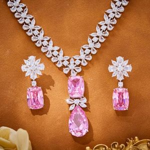 Designer Collection Style High-End Halsband örhängen Kvinnlig dam Inlay Pink Cubic Zircon Diamond CollarBone Chain Dinner Party Jewelry Sets