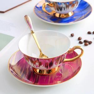 カップソーサーコーヒーカップとソーサーリムテーブルウェア磁器茶セット豪華な家の装飾金ヨーロッパの骨誕生日プレゼントマルチカラー