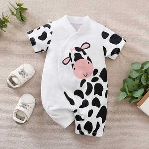 Rompers White Cow Print Cotton Baby Jumpsuit nyfödd baby pojke romper kort ärm tjej bekväm högkvalitativ baby pyjamas 0-12 månader y240530t7oq