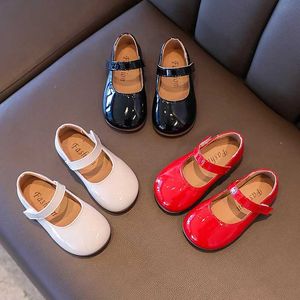 Sapatos planos Patente Patente de couro Ballet Flats bebe garotas concisas dedo redondo Mary Jane Sapatos Kids Sof Sole Casual Dress Zapatos em vermelho branco WX5.28