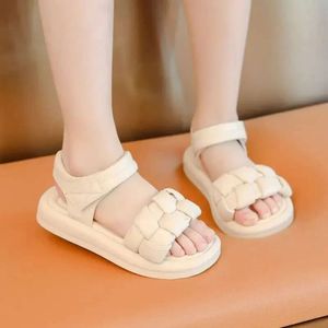 Sandálias de Princess Beach de sola de sola macia para meninas para meninas, verão 2024 Novos sapatos infantis de estilo