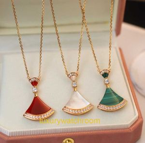 New Classic Fashion Brolgry Pendant Necklaces V-Gold Skirt Collar Chain Wind Peacock Stone Necklace Fan shaped Beimu