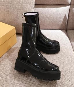 2020 디자이너 여성 신발 패션 영국 부츠 둥근 발가락 마틴 부츠 특허 가죽 두꺼운 바닥 둥근 발가락 완벽한 qua7797442