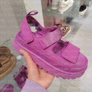 Uggliss Slipper luksusowe sandały lato nowy męski designerski sandał wygodny Uggg Slippper stały kolor otwartego palca gęsty dolny otwór górny uggslipper Tasman kapci 1BC