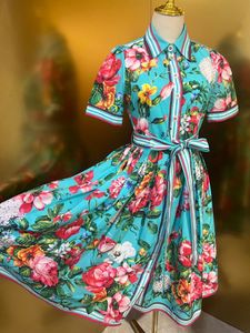 Blå bakgrund rose bomullstyg midjeband stor hemskjol kjol