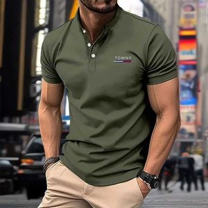 Męskie koszulki gorące sprzedaż 2024 Summer Mens T-shirt krótkie rękawy stojak na kołnierz podstawowy stały kolor t-shirt top swobodny biuro T-shirt męskie Z240531