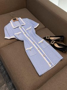 2024 Summer Blue Plaid Paneled Sticked Dress Kort ärm Lapel Neck Double Pockets Single-Breasted Dresses Y4W303001