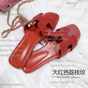 Lüks Sandal H Sandal Aşk At Kadın Tasarımcısı Sandal Terlik Moda Kelime Terlik Yaz Düz Topuk Dış Giyim Plaj Terlik Kadın Ayakkabı Moda Klasik 2A9