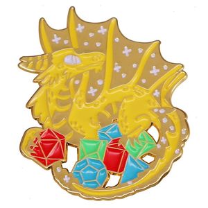 Dungeoons and Dragons Game Yellow Dragon with Dice Emalj Pin Badge Gamer Gift Ryggsäck Dekorationsmycken