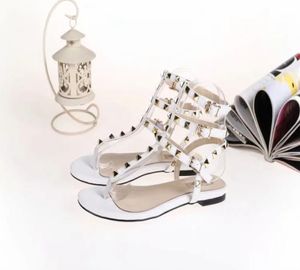 Горячая распродажа zapatos mujer color заклепки шипа с плоскими сандалиями камни с мельчайшими сандалией дизайнер большого размера.
