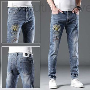 Mäns jeans designer Spring ljusblå ny elastisk europeisk broderi herrarna små benbyxor trendiga märke broderade smala fit jeans m5bm