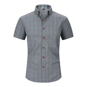Summer Mens Plaid Dress Shirt Manlig god kvalitet Kort ärmknapp Knapp Slim Fit Business Casual Shirts Plus Size M-5XL 240531